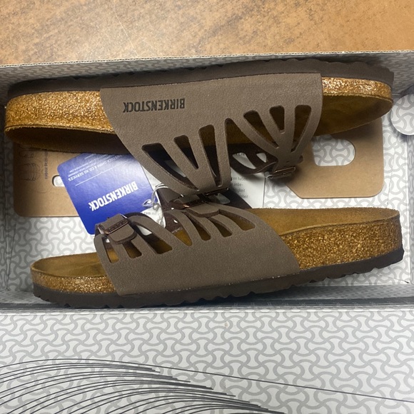 Birkenstock Shoes - Women’s Birkenstocks size European 38 , in US size 7 ! Perfect for summer.